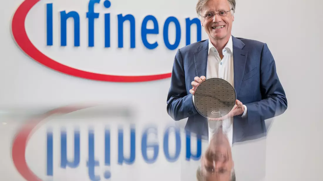 Infineon-Chef Jochen Hanebeck will die Investitionen beschleunigen. (Archivbild) - Bild: Peter Kneffel/dpa