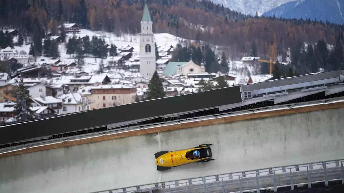 Die neue Bobbahn in Cortina war lange umstritten. (Archivbild) - Bild: Andrew Medichini/AP/dpa