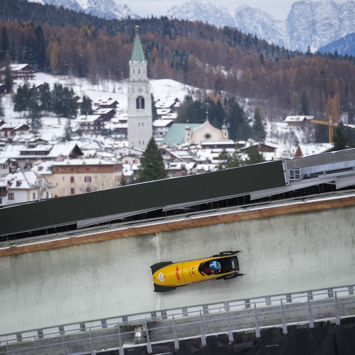 Die neue Bobbahn in Cortina war lange umstritten. (Archivbild) - Foto: Andrew Medichini/AP/dpa