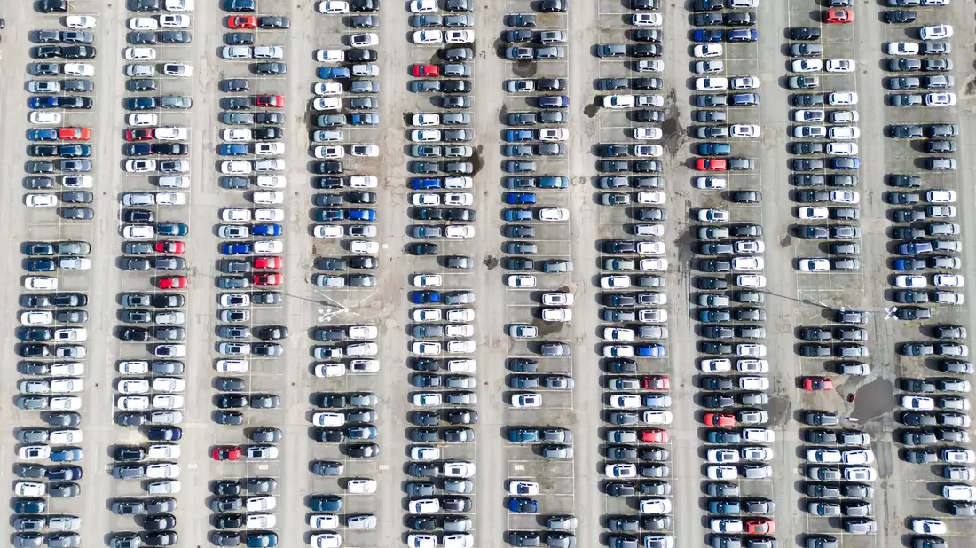 Die deutsche Autoindustrie bewertet die Exportaussichten innerhalb Europas positiv. (Symbolbild) - Bild: Julian Stratenschulte/dpa
