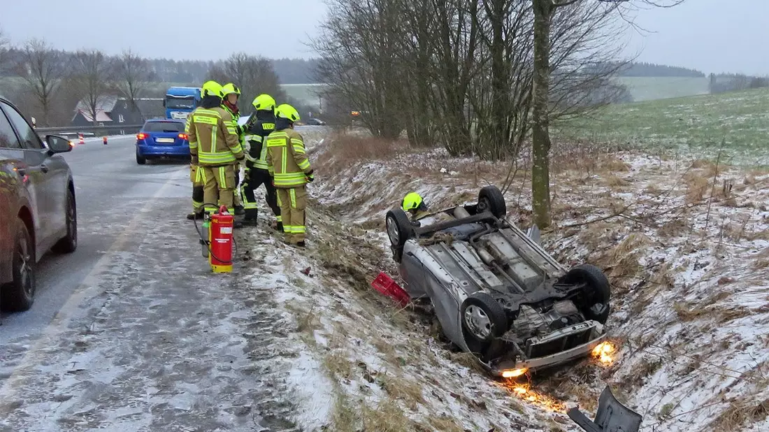 POL-MK: Auto auf glatter Straße überschlagen: Zwei Verletzte - Bild: presseportal.de
