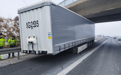 POL-HI: Sattelauflieger löst sich von der Zugmaschine - Glück im Unglück! - Foto: presseportal.de