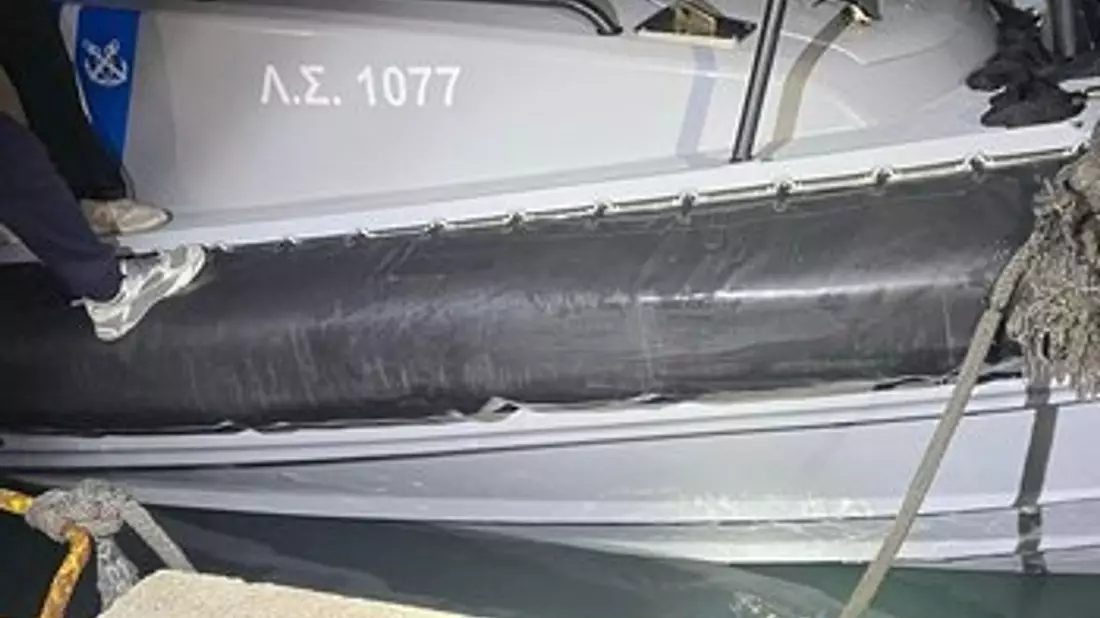 Das beschädigte Patrouillenboot der griechischen Küstenwache nach der Kollision mit dem Boot der Migranten. - Bild: -/Griechische Küstenwache/dpa