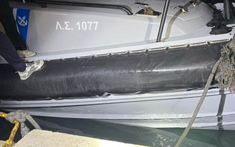 Das beschädigte Patrouillenboot der griechischen Küstenwache nach der Kollision mit dem Boot der Migranten. - Foto: -/Griechische Küstenwache/dpa