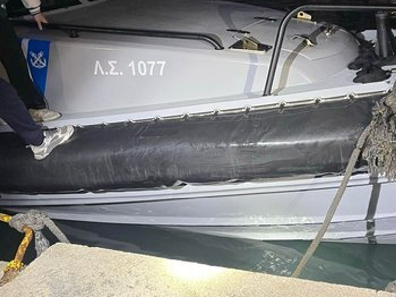 Das beschädigte Patrouillenboot der griechischen Küstenwache nach der Kollision mit dem Boot der Migranten. - Foto: -/Griechische Küstenwache/dpa