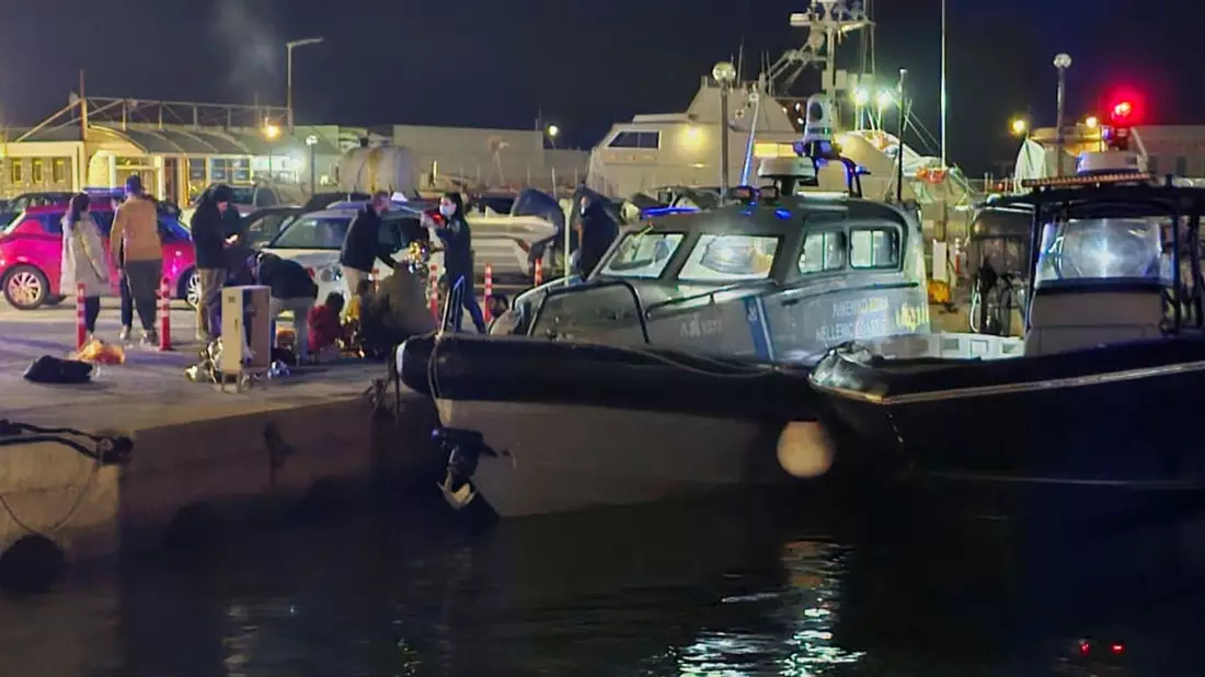 Im Hafen der Insel Chios herrschte die ganze Nacht durch nach Berichten von Reportern örtlicher Medien große Aufregung. - Bild: Pantelis Fykaris/Politischios.gr/AP/dpa