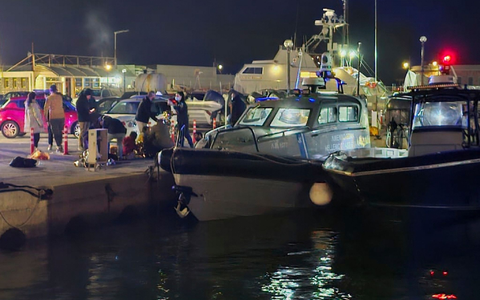 Im Hafen der Insel Chios herrschte die ganze Nacht durch nach Berichten von Reportern örtlicher Medien große Aufregung. - Foto: Pantelis Fykaris/Politischios.gr/AP/dpa