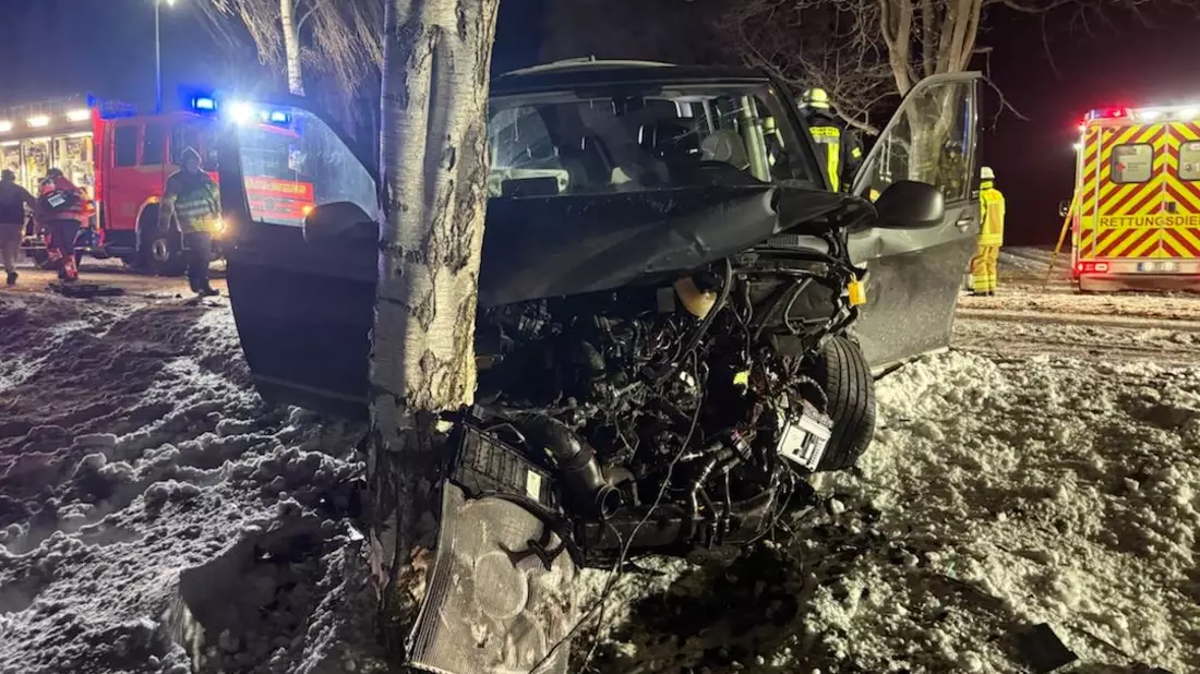 POL-STD: Autofahrer beschädigt beim Einparken im Stader Parkhaus anderen PKW und flüchtet - Polizei sucht wichtige Zeugin, Sechs Verletzte bei Unfall in der Gemarkung Stade - Bild: presseportal.de