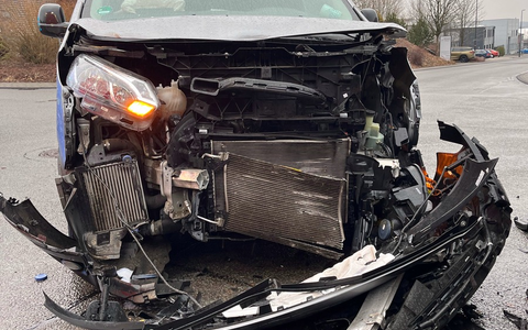 POL-GM: Verkehrsunfall im Kreuzungsbereich - Foto: presseportal.de