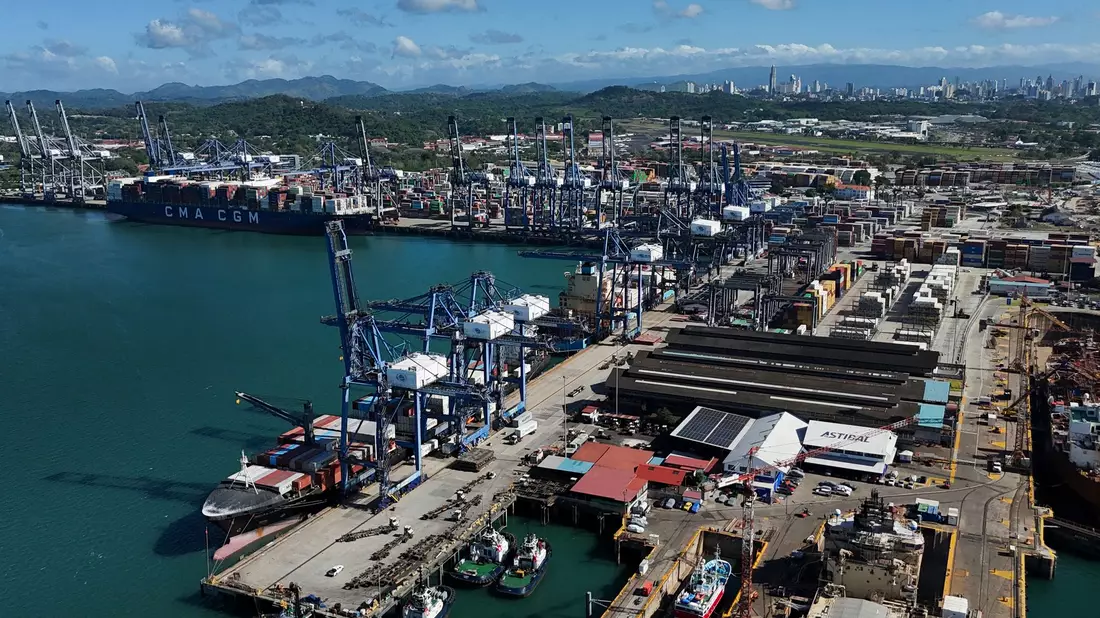 Panamas Verfassungsgericht hat die Verträge eines Hongkonger Konzerns für den Betrieb zweier am Panamakanal annulliert. Daran übt China deutliche Kritik. (Archivbild)  - Bild: Matias Delacroix/AP/dpa