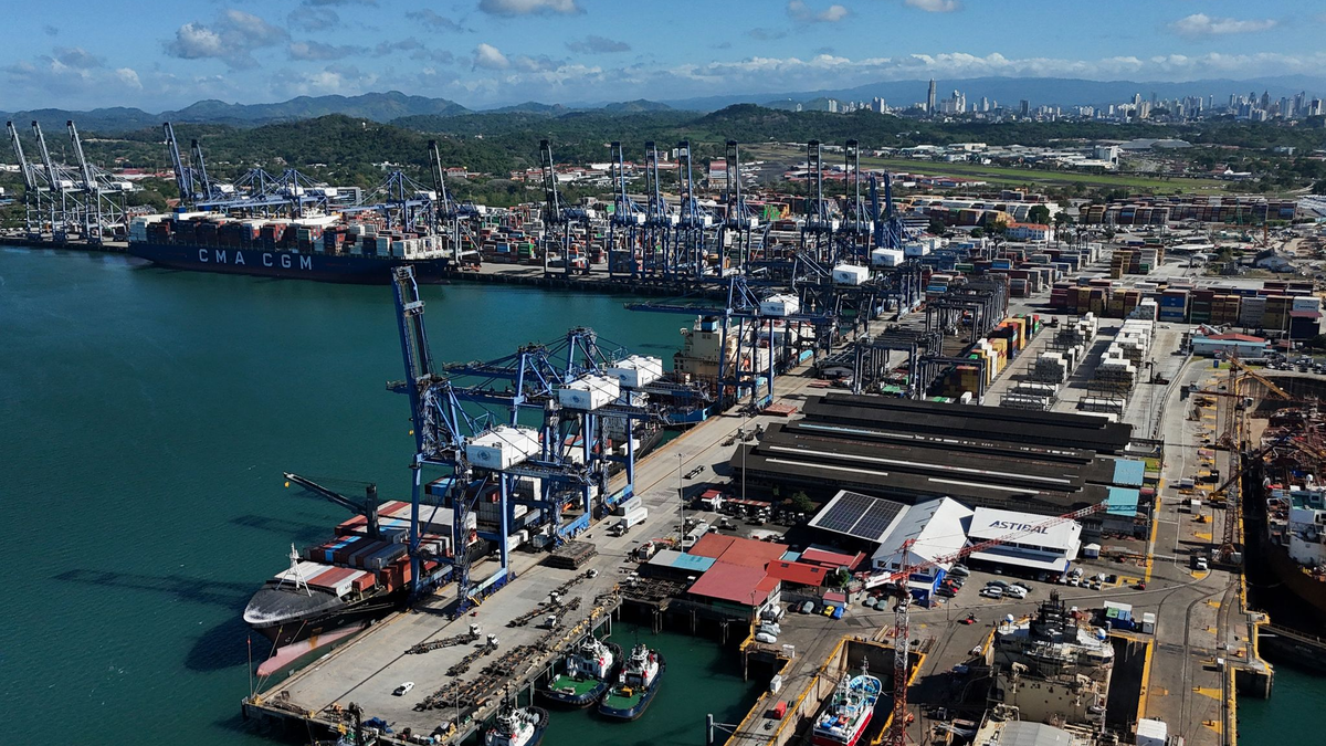 Panamas Verfassungsgericht hat die Verträge eines Hongkonger Konzerns für den Betrieb zweier am Panamakanal annulliert. Daran übt China deutliche Kritik. (Archivbild)  - Foto: Matias Delacroix/AP/dpa