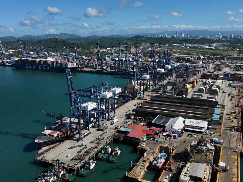 Panamas Verfassungsgericht hat die Verträge eines Hongkonger Konzerns für den Betrieb zweier am Panamakanal annulliert. Daran übt China deutliche Kritik. (Archivbild)  - Foto: Matias Delacroix/AP/dpa