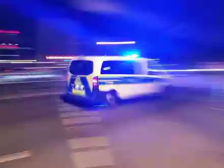 Polizeiauto mit Blaulicht bei Nacht (Archiv) - Foto: via dts Nachrichtenagentur