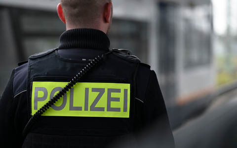 Die Polizei nahm den Angreifer fest. (Symbolbild) - Foto: Katharina Kausche/dpa