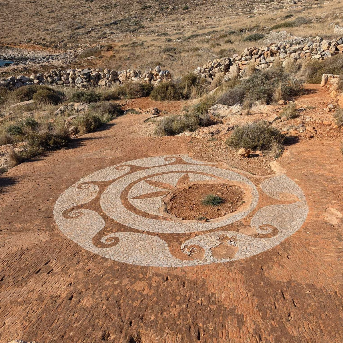 Prägend waren patriarchisch ausgerichtete Gemeinschaften, die einzigartige, nur in der Inneren Mani zu findenden Megalithbauten schufen. - Foto: Leonidas-Romanos Davranoglou/dpa