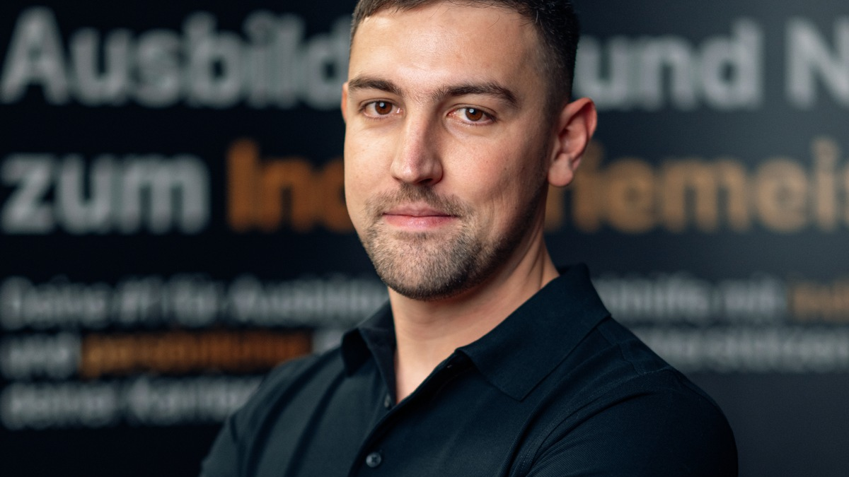 Vom Kursteilnehmer zum Wegbereiter: Wie Till Schniedenharn in der Bildungsfabrik angehende Industriemeister begleitet - Foto: presseportal.de