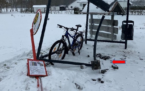 POL-OS: Bohmte: Verkehrsunfallflucht - zerstörter Bushaltestellenunterstand - Polizei sucht Zeugen - Foto: presseportal.de