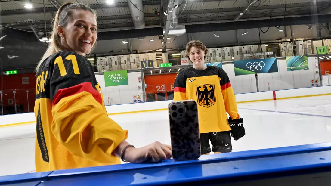 Die deutschen Eishockey-Frauen freuen sich über ihre Olympia-Rückkehr - Bild: Peter Kneffel/dpa