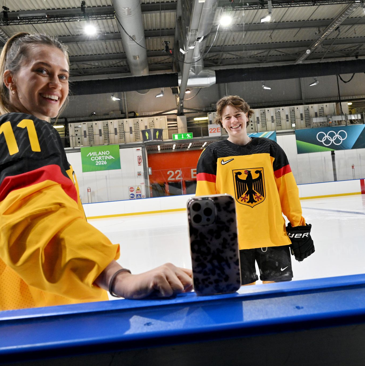 Die deutschen Eishockey-Frauen freuen sich über ihre Olympia-Rückkehr - Foto: Peter Kneffel/dpa