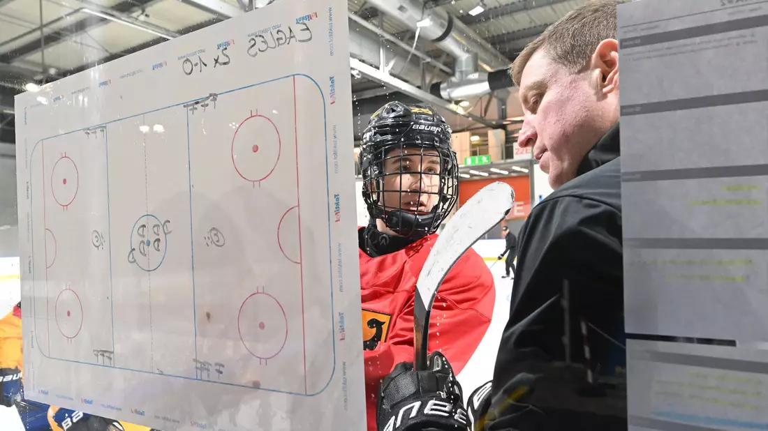 Laura Kluge bereitet sich im Training auf das Auftaktspiel gegen Schweden vor.  - Bild: Peter Kneffel/dpa