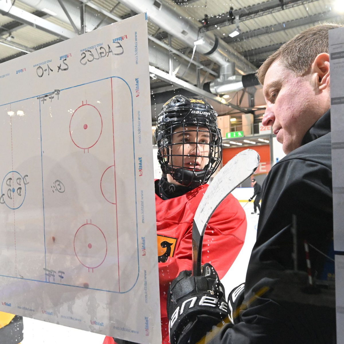 Laura Kluge bereitet sich im Training auf das Auftaktspiel gegen Schweden vor.  - Foto: Peter Kneffel/dpa