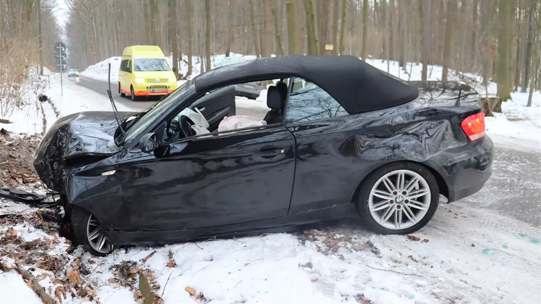 POL-HF: Glätteunfall in Kurve - Pkw rutscht von der Straße - Glättewarnung - Bild: presseportal.de