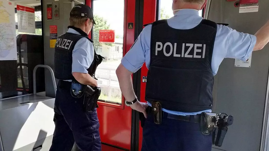 Zwei Polizisten im Zug (Archiv) - Bild: via dts Nachrichtenagentur