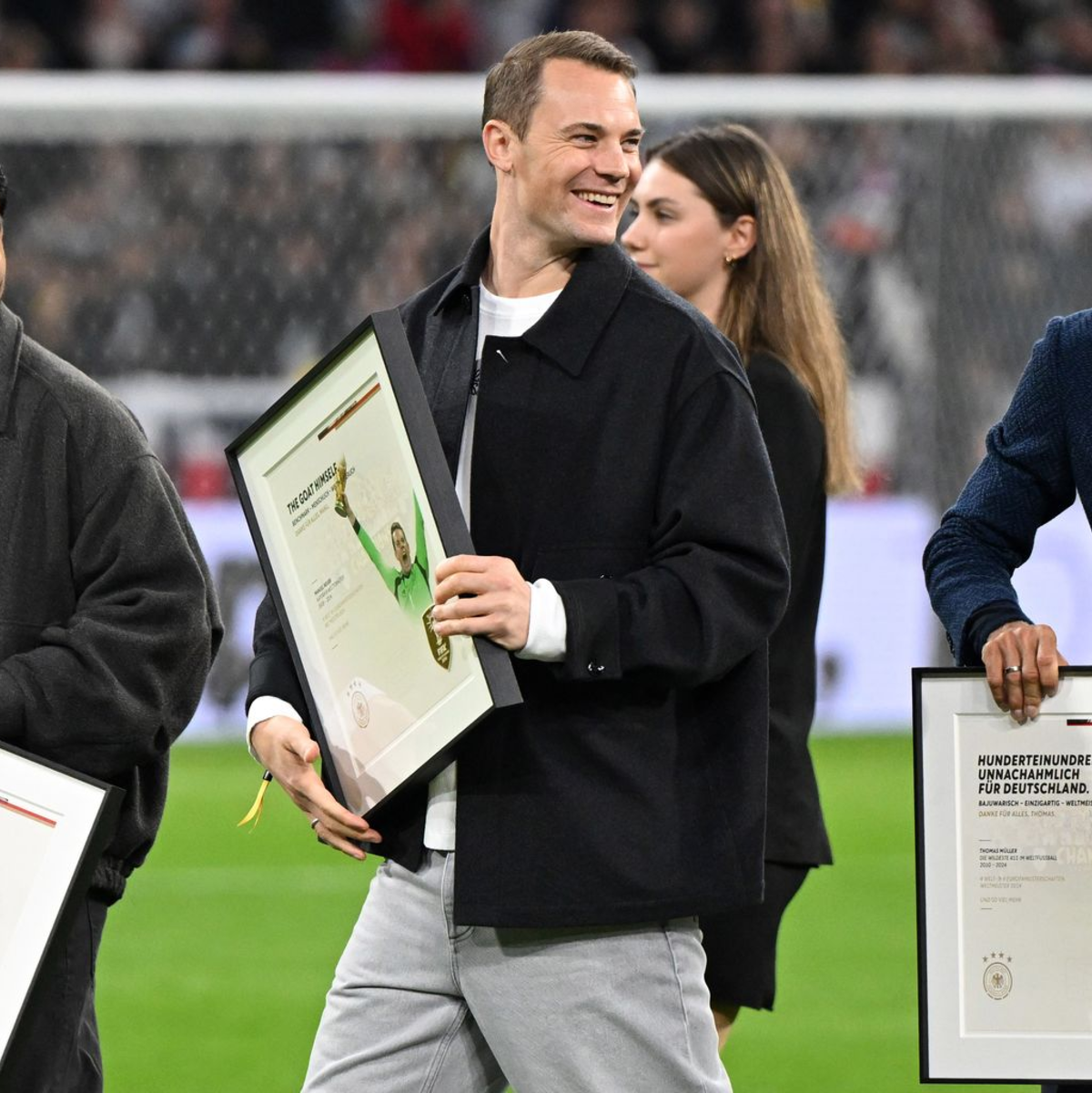 Manuel Neuer (m) verabschiedete sich schon aus dem DFB-Team. Gibt es eine überraschende Rückkehr? (Archivbild) - Foto: Sven Hoppe/dpa