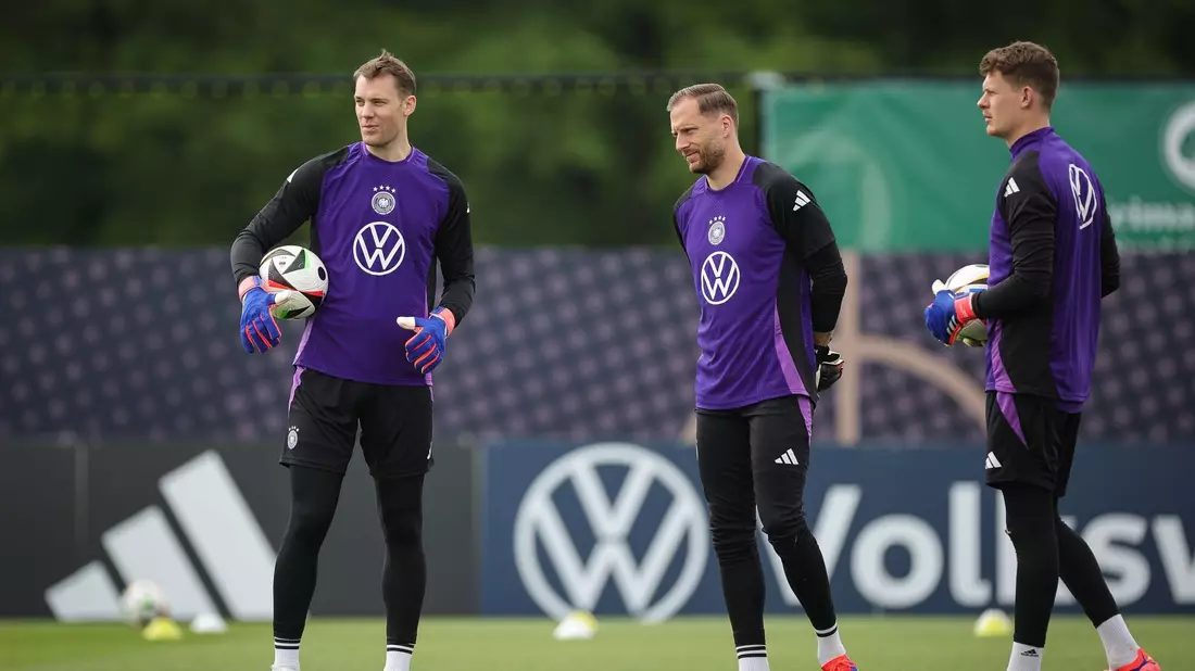 Oliver Baumann (m) ist die aktuelle Nummer 1 im DFB-Tor. (Archivbild) - Bild: Christian Charisius/dpa
