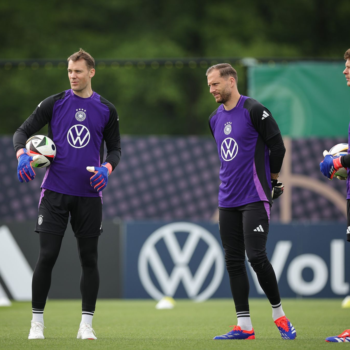 Oliver Baumann (m) ist die aktuelle Nummer 1 im DFB-Tor. (Archivbild) - Foto: Christian Charisius/dpa