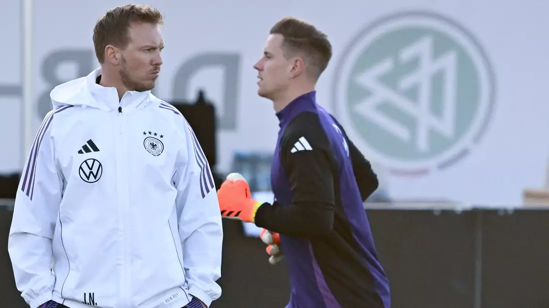 Julian Nagelsmann kann nicht wie erhofft mit dem verletzten Marc-André ter Stegen (r) planen. (Archivbild) - Bild: Arne Dedert/dpa