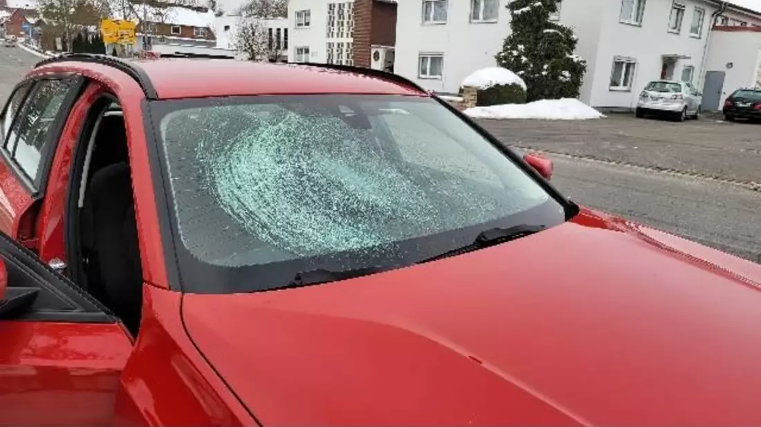 POL-GÖ: (34/2026) Unfallflucht auf der B 247 - Eisplatte beschädigt Windschutzscheibe - Polizei bittet um Hinweise - Bild: presseportal.de