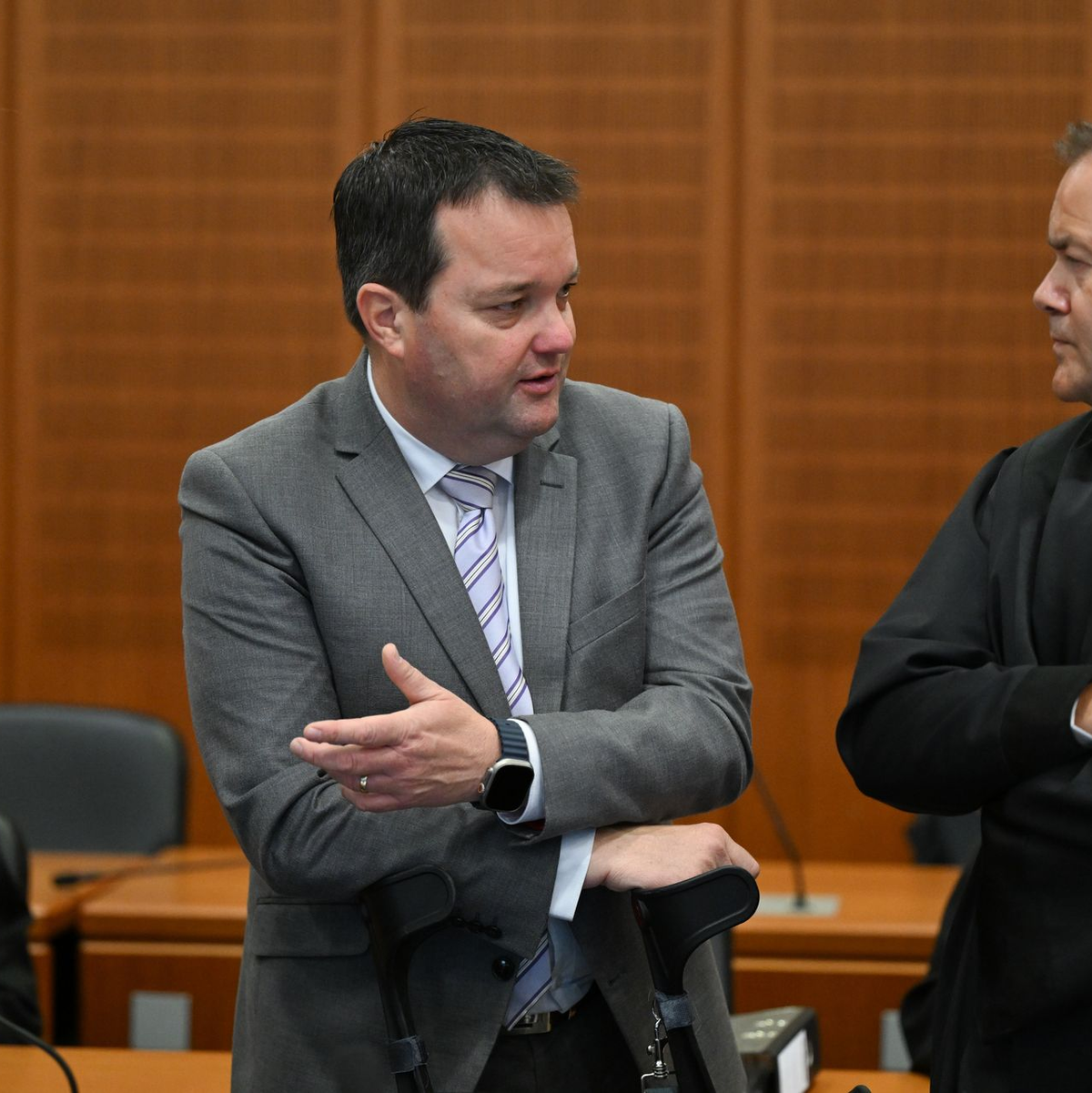 Freispruch vor dem Landgericht für den ehemaligen DFB-Schatzmeister Stephan Osnabrügge (M). (Archivbild) - Foto: Arne Dedert/dpa