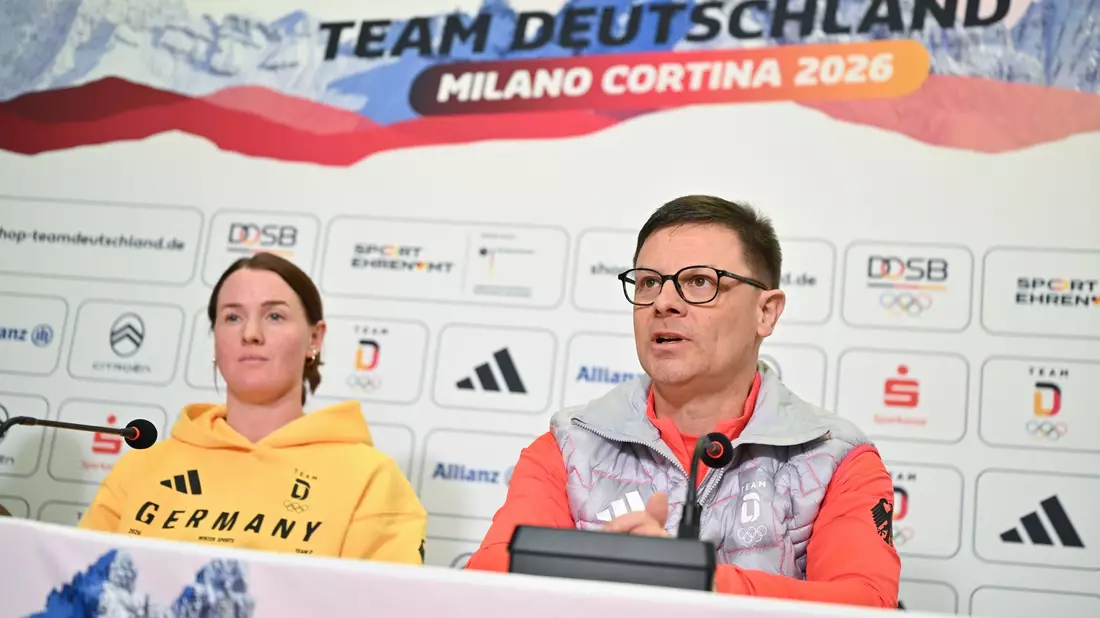 Er gibt keine konkrete Medaillenvorgabe: Chef de Mission Olaf Tabor (r).  - Bild: Peter Kneffel/dpa