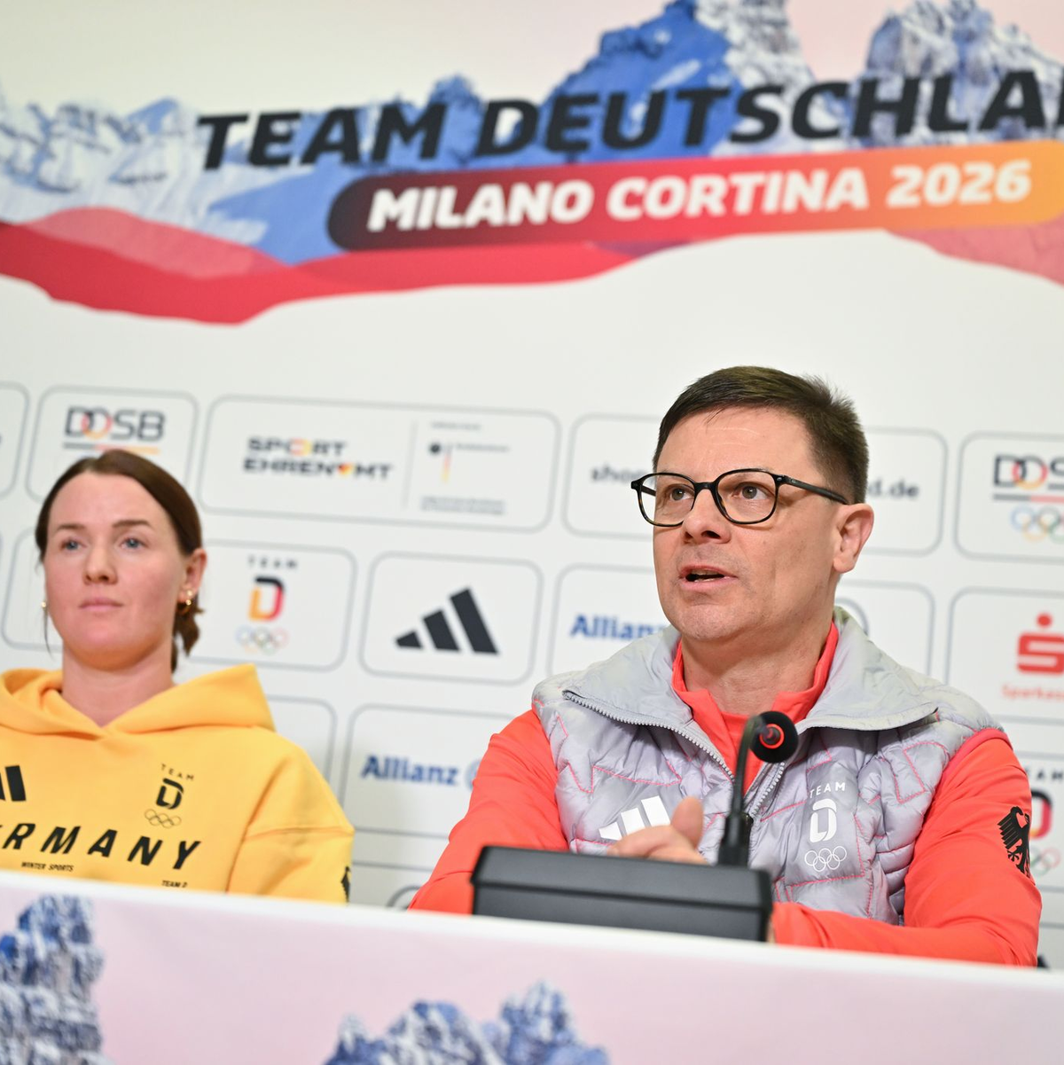 Er gibt keine konkrete Medaillenvorgabe: Chef de Mission Olaf Tabor (r).  - Foto: Peter Kneffel/dpa