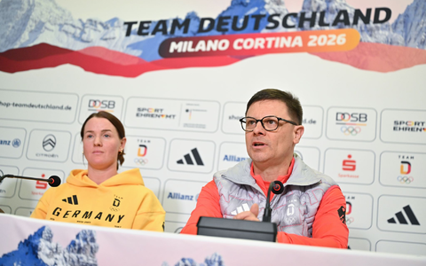 Er gibt keine konkrete Medaillenvorgabe: Chef de Mission Olaf Tabor (r).  - Foto: Peter Kneffel/dpa