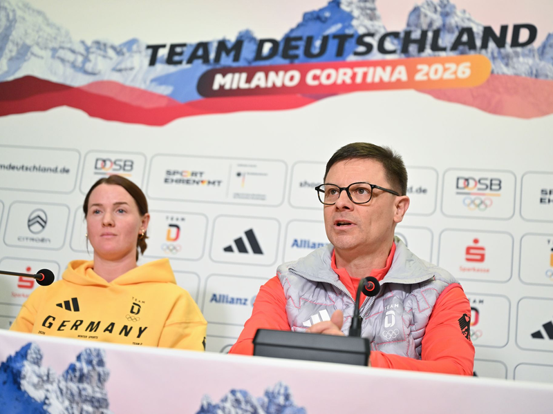 Er gibt keine konkrete Medaillenvorgabe: Chef de Mission Olaf Tabor (r).  - Foto: Peter Kneffel/dpa