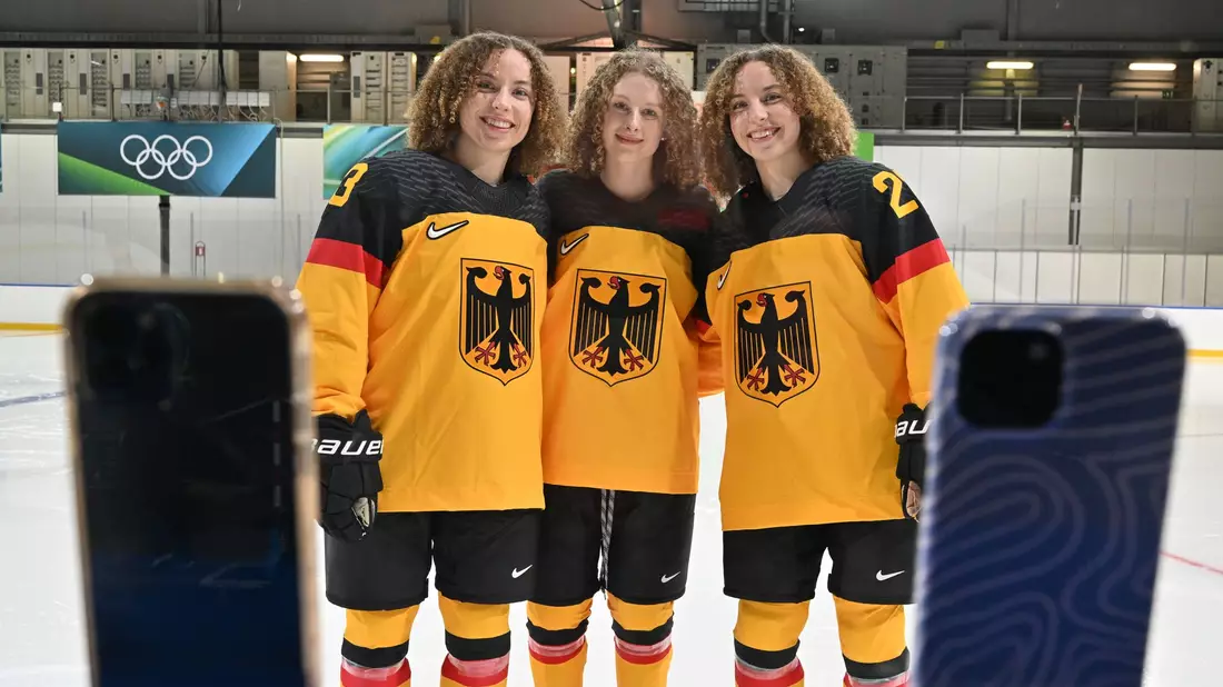 Außenseiterinnen im olympischen Turnier: die deutschen Eishockeyspielerinnen Luisa Welcke, Svenja Voigt und Lilli Welcke (v.l.). - Bild: Peter Kneffel/dpa