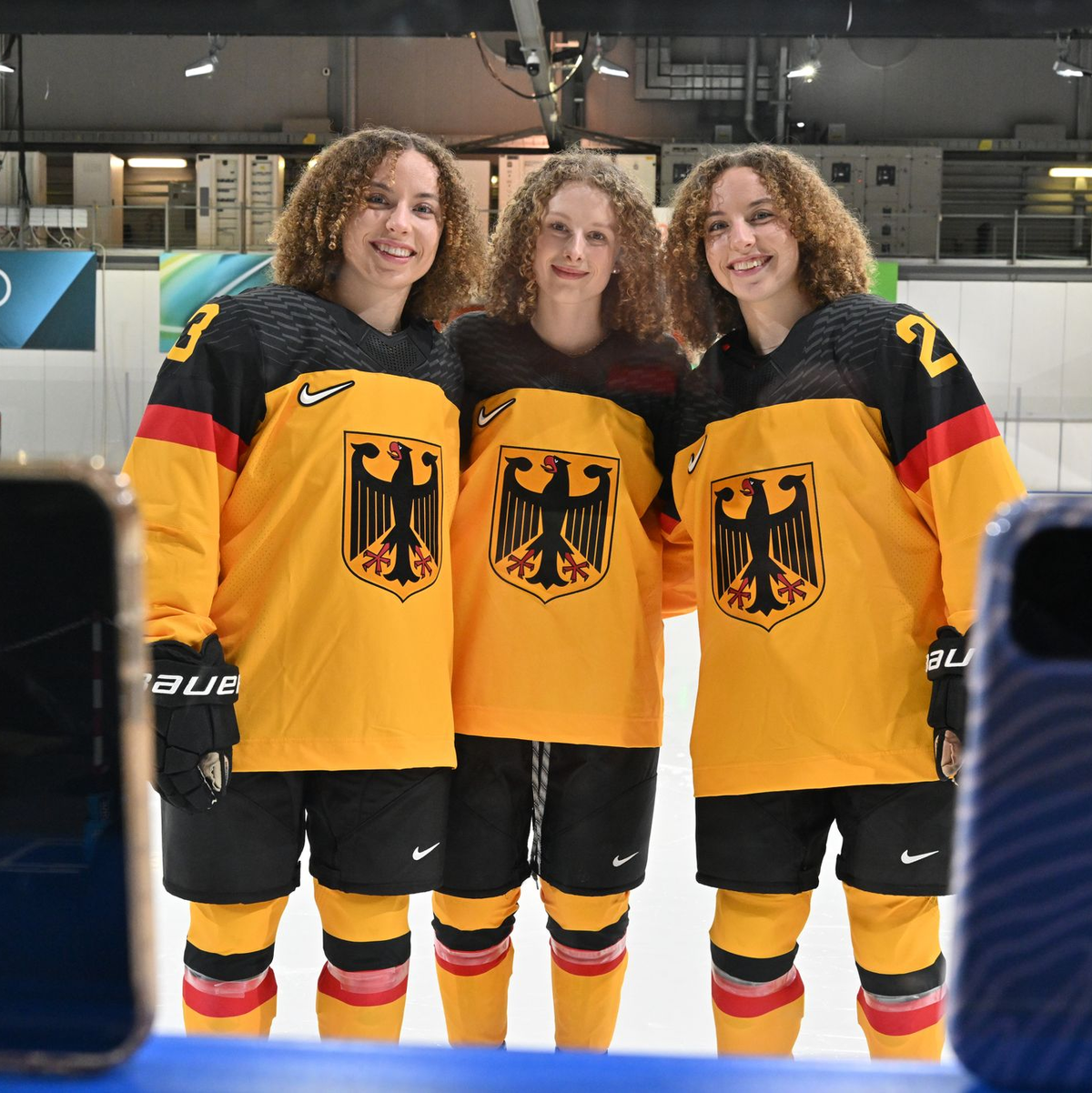 Außenseiterinnen im olympischen Turnier: die deutschen Eishockeyspielerinnen Luisa Welcke, Svenja Voigt und Lilli Welcke (v.l.). - Foto: Peter Kneffel/dpa