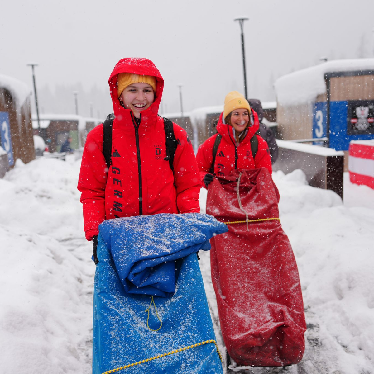 Die Rodlerinnen Julia Taubitz (r) und Merle Fräbel gehören zu den deutschen Medaillenkandidaten. - Foto: Michael Kappeler/dpa
