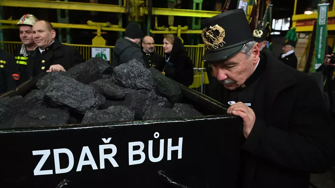 Bergleute bringen die symbolische letzte Lore an die Oberfläche. - Bild: Ožana Jaroslav/CTK/dpa