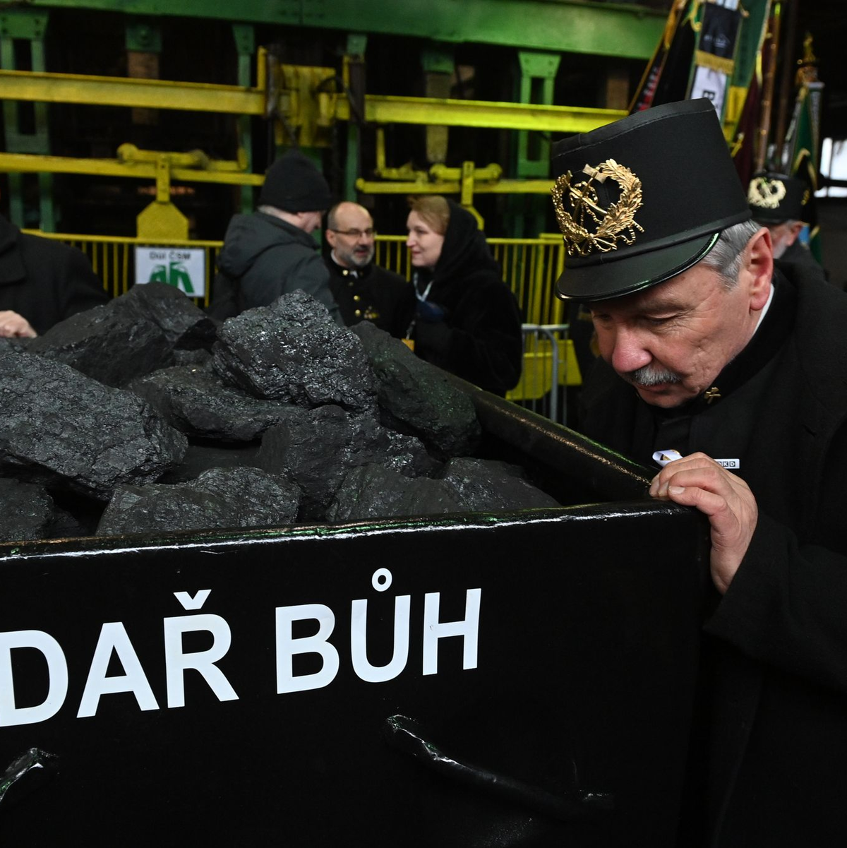 Bergleute bringen die symbolische letzte Lore an die Oberfläche. - Foto: Ožana Jaroslav/CTK/dpa