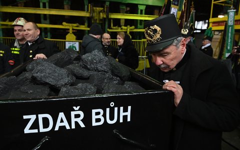 Bergleute bringen die symbolische letzte Lore an die Oberfläche. - Foto: Ožana Jaroslav/CTK/dpa