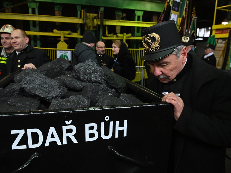 Bergleute bringen die symbolische letzte Lore an die Oberfläche. - Foto: Ožana Jaroslav/CTK/dpa