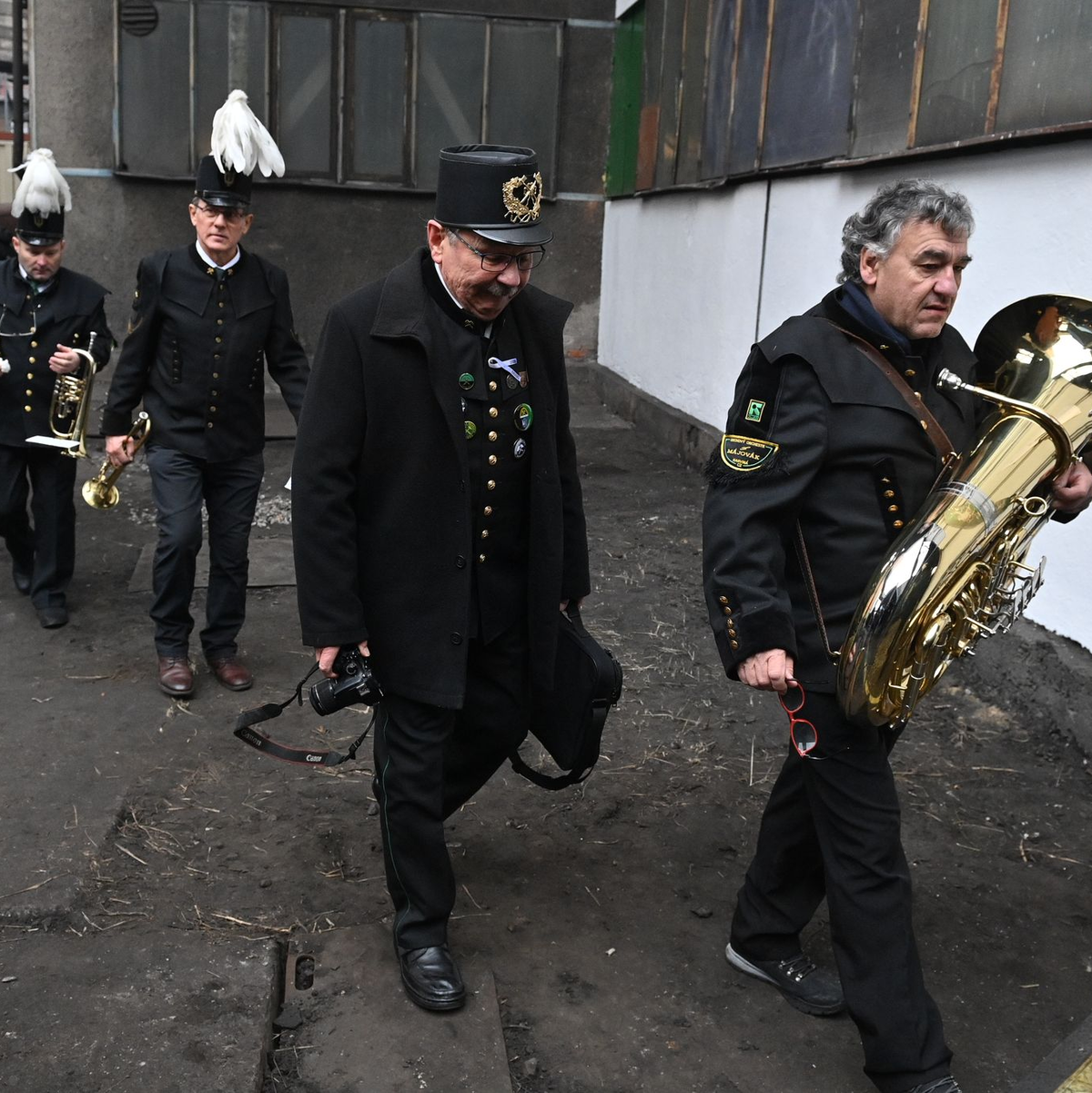 Mitglieder einer Bergmannskapelle begleiteten mit ihren Instrumenten die Zeremonie zum Abschied vom Steinkohleabbau im Bergwerk CSM in Stonava. - Foto: Ožana Jaroslav/CTK/dpa