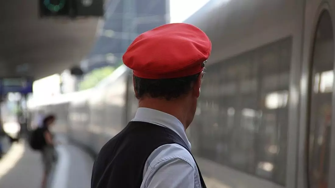 Zugschaffner am Bahnsteig - Bild: via dts Nachrichtenagentur