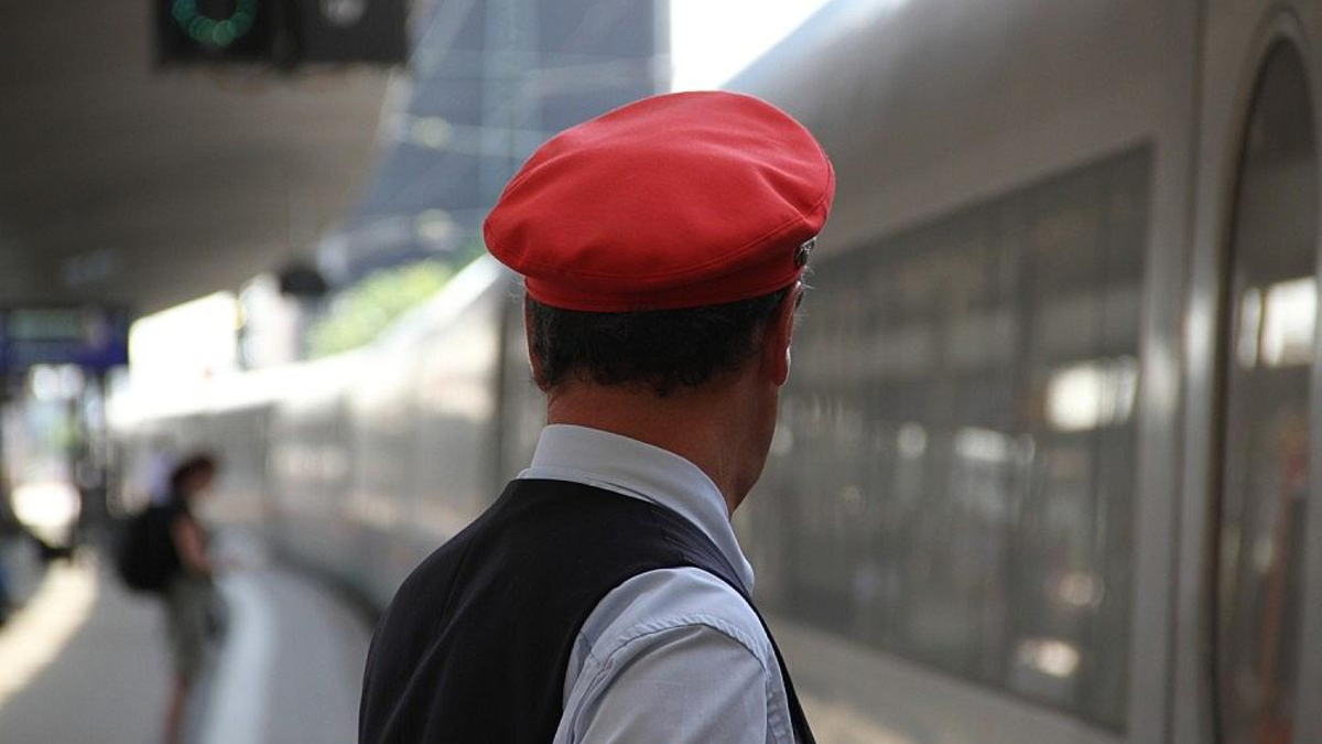 Zugschaffner am Bahnsteig - Foto: via dts Nachrichtenagentur