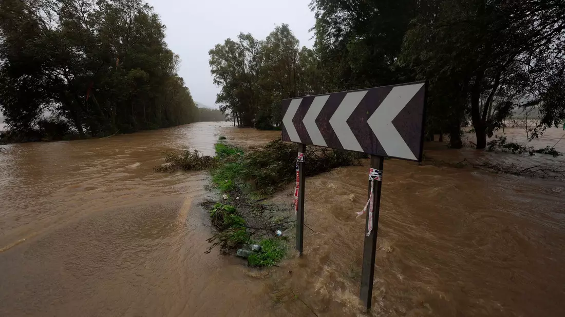 Starkregen ließ in Portugal und wie hier im Süden Spaniens Flüsse über die Ufer treten.  - Bild: Nono Rico / Europa Press/EUROPA PRESS/dpa