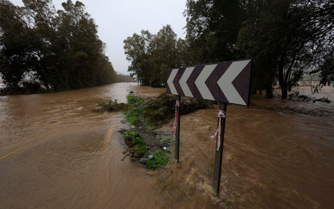 Starkregen ließ in Portugal und wie hier im Süden Spaniens Flüsse über die Ufer treten.  - Foto: Nono Rico / Europa Press/EUROPA PRESS/dpa