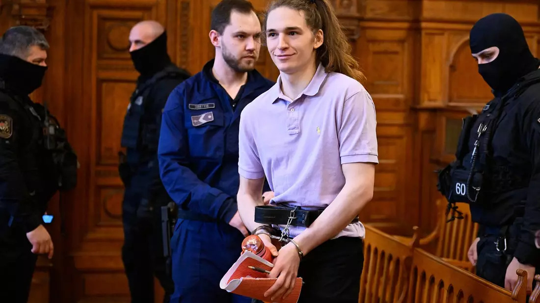 Ein Gericht in Budapest verurteilte die deutsche non-binäre Person Maja T. (2.v.r.) zu acht Jahren Gefängnis.  - Bild: Denes Erdos/AP/dpa
